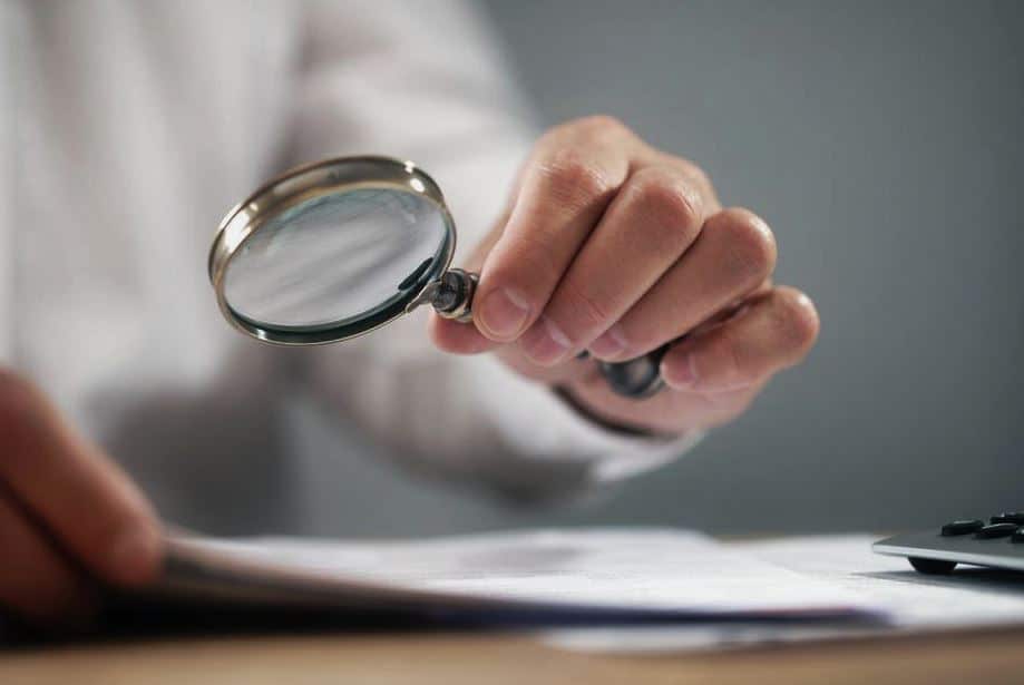 Visuel Regarder à La Loupe Contrat D'assurance Obsèques Acpr