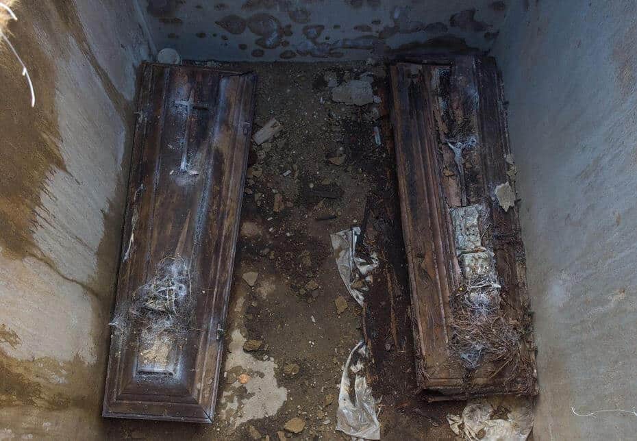 Exhumation Dans Un Cimetière, Tombe Ouverte Où L'on Voit Les Cercueils