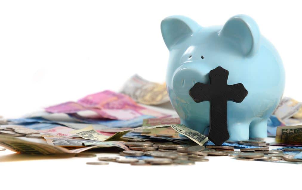 Petit Cochon Tirelire Avec De Nombreuses Pièces Et Billets Symbolisant Les Frais D'obsèques