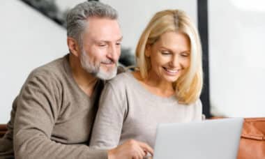 Un couple cinquantenaire cherche un contrat d'Assurance obsèques couple